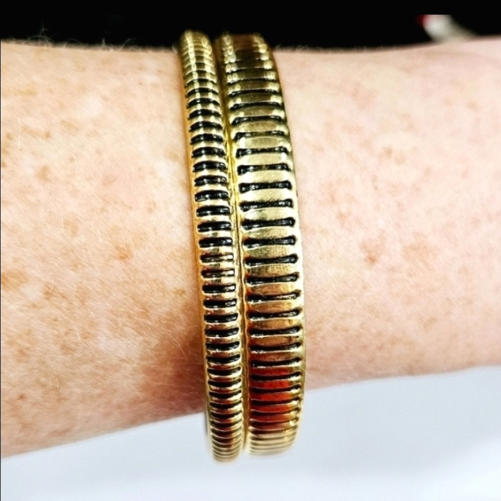 Two Gold Bangle Bracelets - Picture 7 of 10